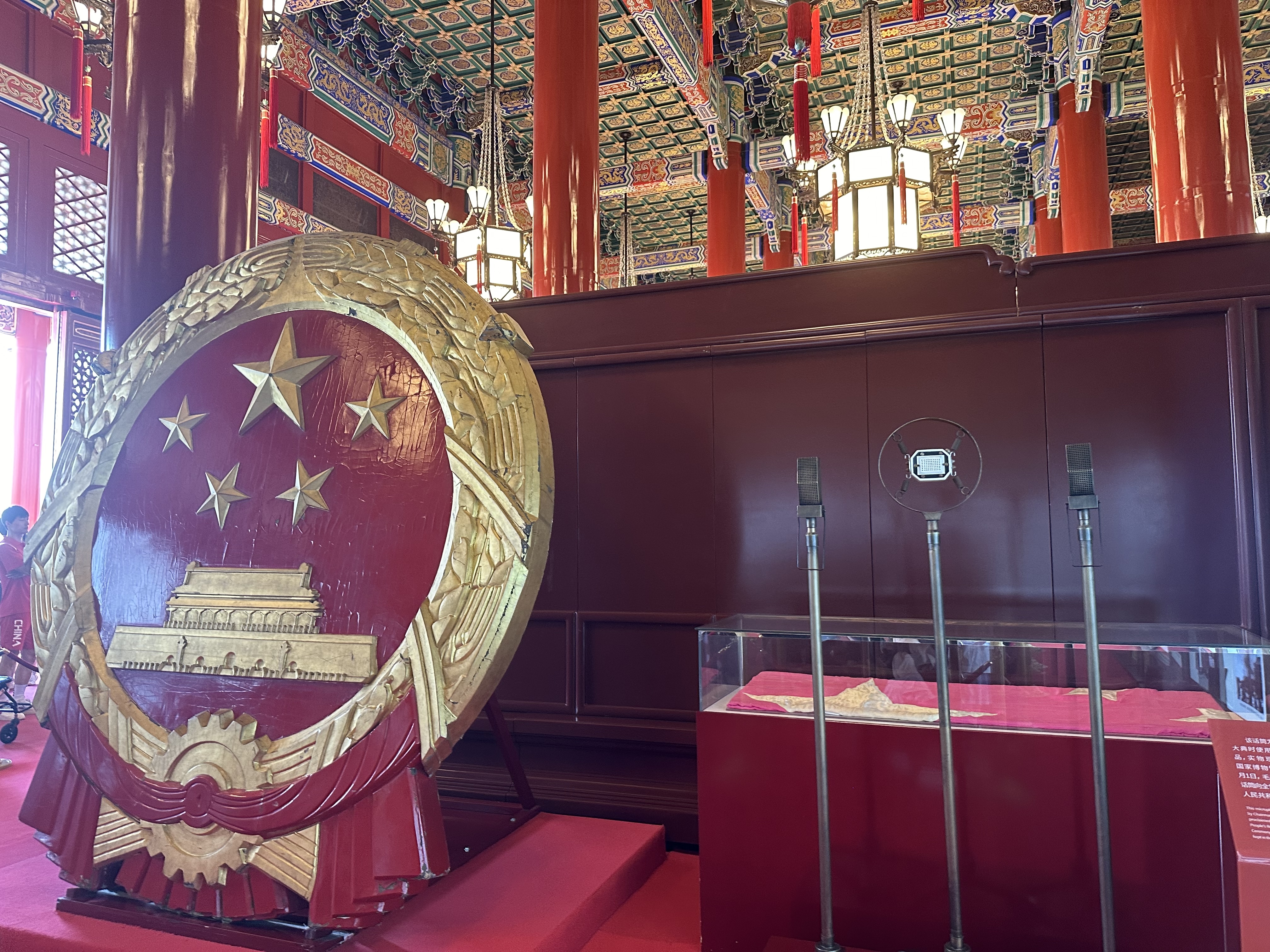 开国国徽及话筒(复制品)