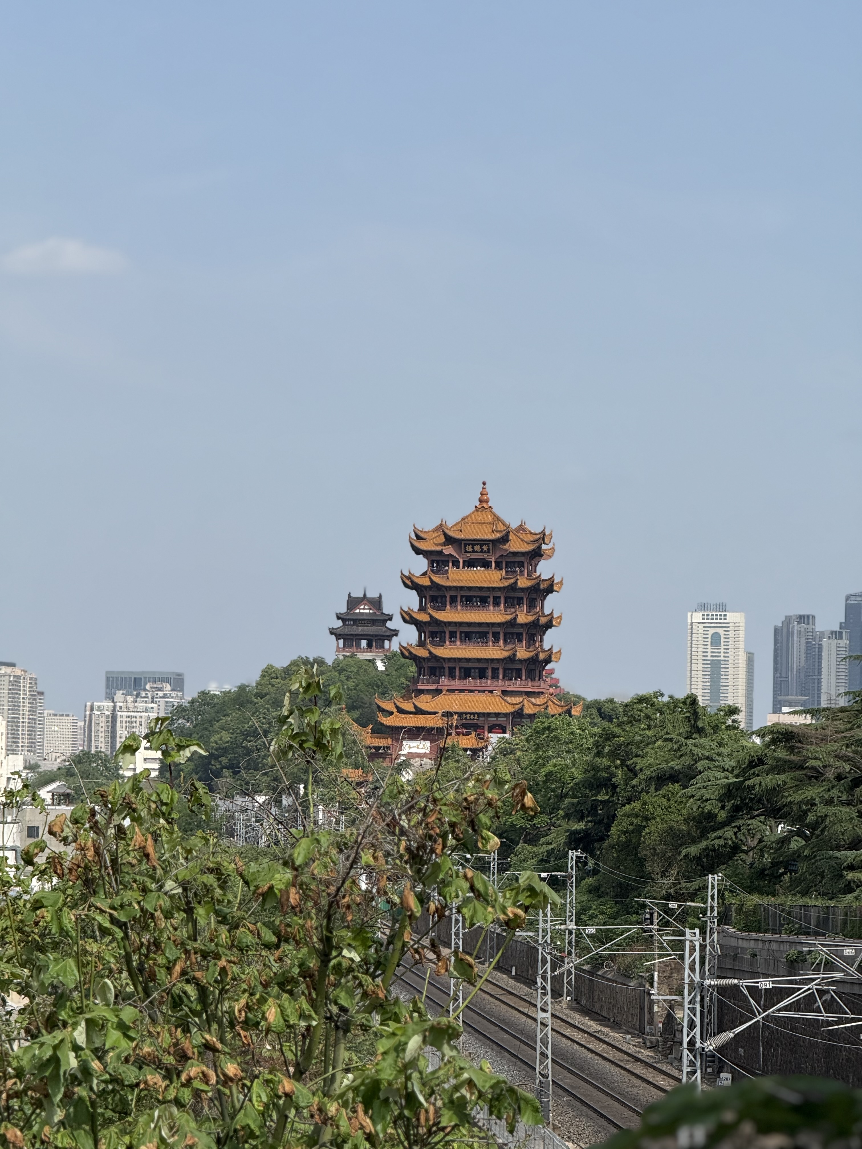 去往武汉长江大桥方向右侧 靠近长江外凸围栏