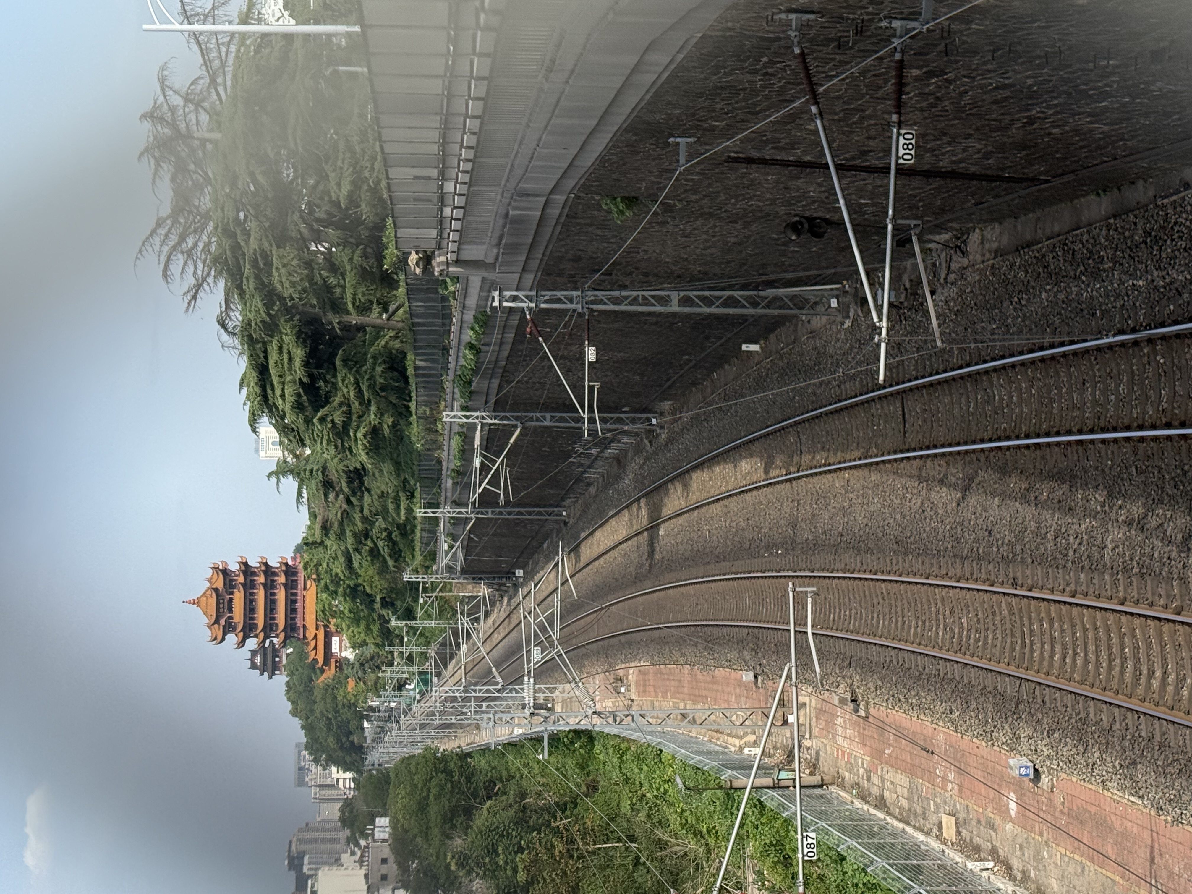 去往武汉长江大桥方向右侧 围网处