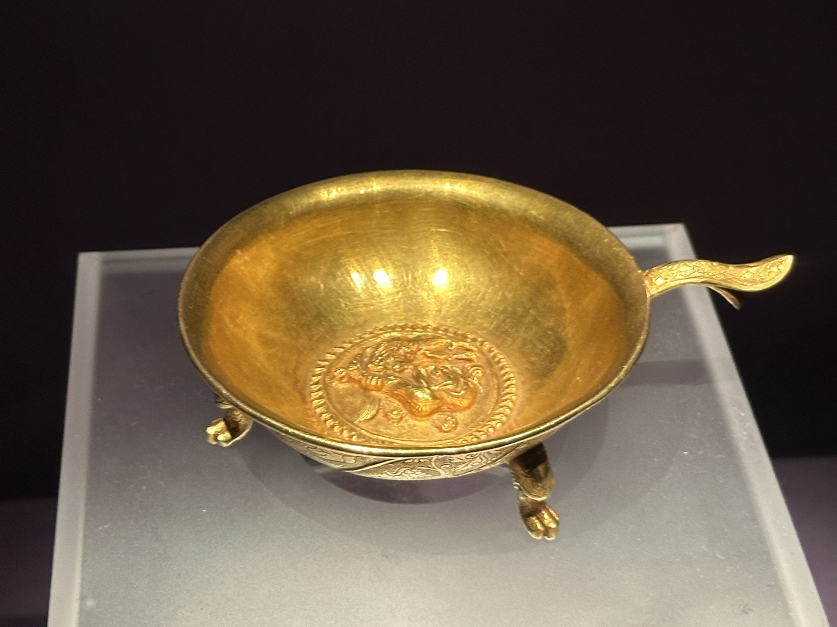 鸳鸯莲瓣纹金碗 何家村专题展