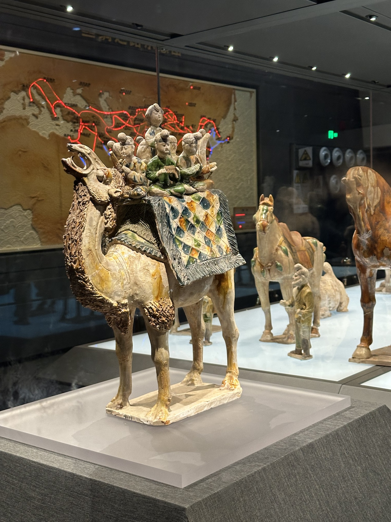 唐三彩骆驼载乐俑